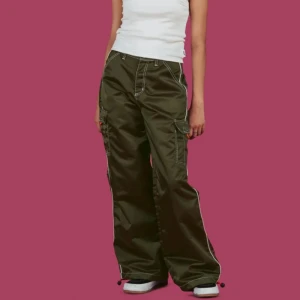 Unif - Säljer mina Unif byxor för de är för långa på mig🥲 jag är 165, de är storlek 30 så är baggy på mig som är en S. Passar en M/L oxå men någon som är längre än 165 cm och inte vill ha byxorna vid fötterna. 