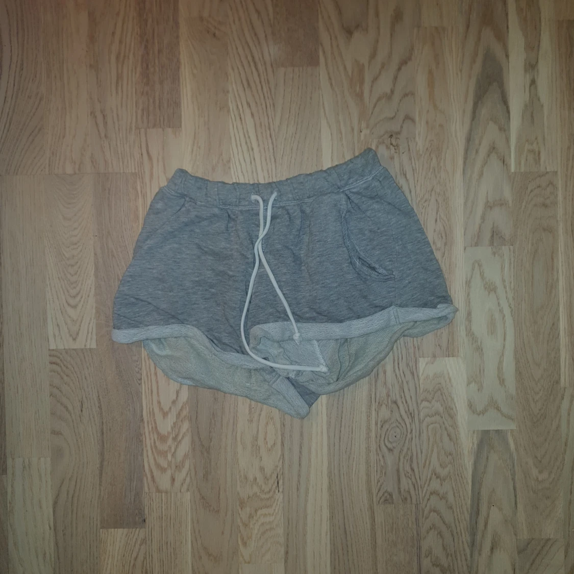 Gråa shorts