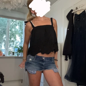 Sommar topp!  - Jätte söt sommar topp med fina detaljer nertill. Banden är justerbara (knyter rosetterna själv) så passar xs-m! ❤️ 