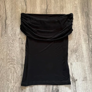 Off shoulder topp - En lite festlig off shoulder topp från Nelly! Aldrig kommit till användning, därför i nyskick men utan prislapp. Använd gärna köp nu!🙏