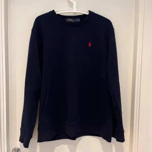Polo sweatshirt  - Säljer min marin blåa polo sweatshirt eftersom den är för liten, köpte den tidigare här på Plick och den är storlek L