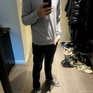 Kashmir hoodie - Säljer en grå Kashmir Hoodie från sayless i storlek xs. Säljer pga att den är för liten och det är i bra skick😄. Ny pris ca 900 och därför är mitt pris 400kr det finns inga alls defekter på den och är i bra skick.