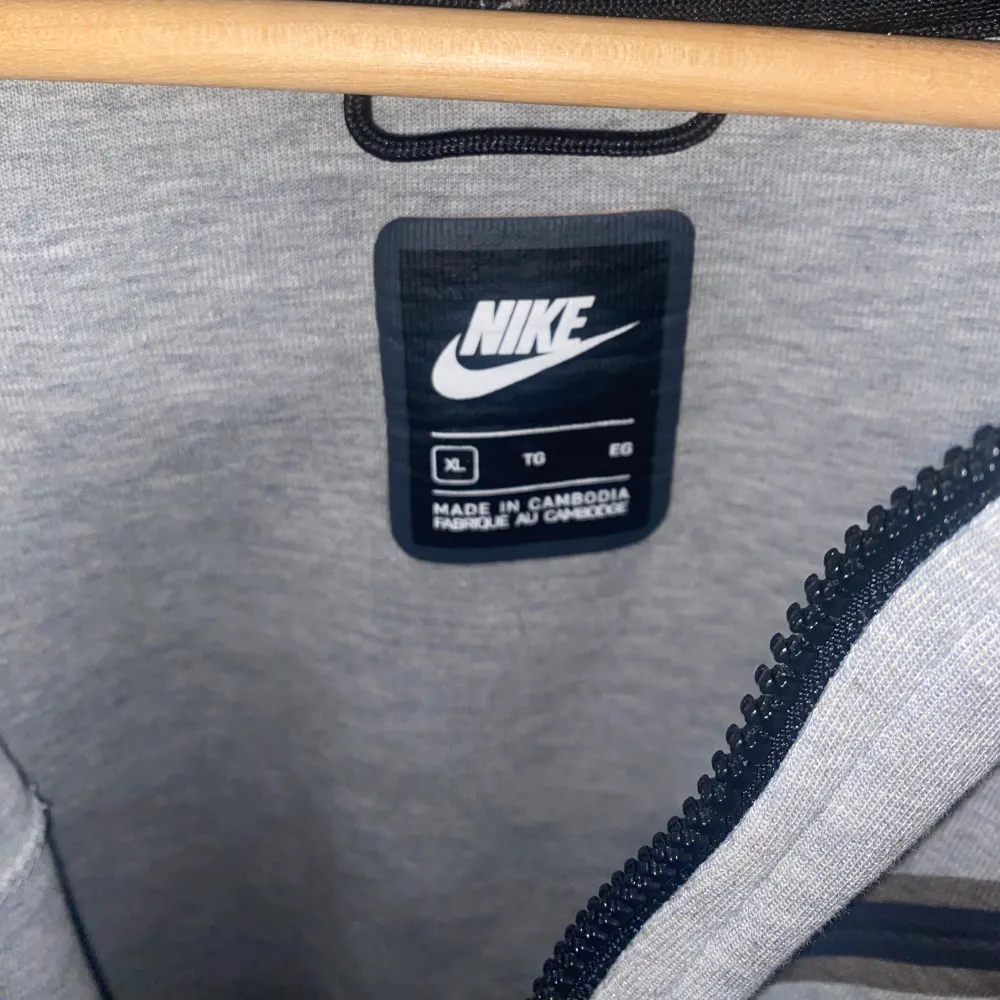 Nike tech grå. Hoodies.