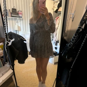 Leopard klänning - Den mysigaste och perfekta klänningen till sommaren eller en kväll, i strl S och passar perfekt💕