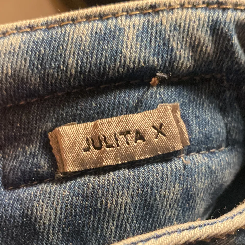 Hej! Vi säljer nu dessa Ltb dam jeans. Jeansen är i toppskick 10/10. Modellen är 188 och väger 80kg. Modellen heter Julia X. Hör av dig vid frågor!. Jeans & Byxor.