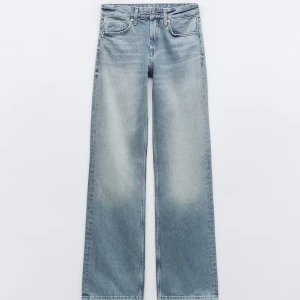 Jeans zara - Ljusblå raka jeans med medelhög midja från zara. Knappt använda. Storlek: 36