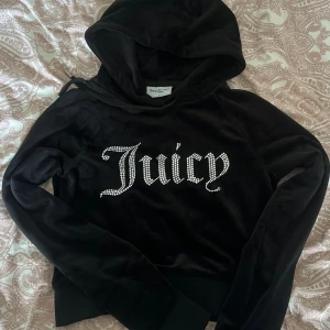 Juicy couture Hoodie rhinestone - Säljer denna populära juciy couture Hoodien med stenar/rhinestones där fram. Inga defekter ser ut som helt ny. alla stenar är kvar och inga fläckar och materialet är lika mjukt som helt ny. använt max 4 gånger. 