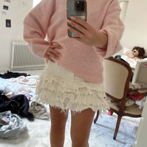 Vit jeans kjol - En super fin jeanskjol från monki! Köpt för några veckor sedan och aldrig använd!❤️🥰 