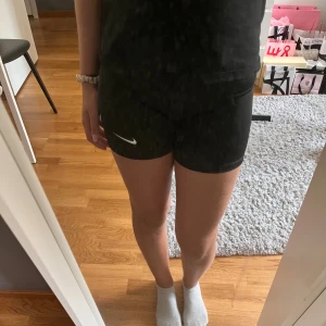 Nike PRO shorts - Säljer nu de här shortsen ifrån Nike Pro eftersom de är för små. De är aldrig använda (nypris 300kr) Storleken är M för barn (137-146 cm) Skriv gärna om ni vill ha fler bilder! 💕 
