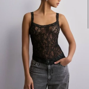 Spetstopp nelly - Jättefin topp ifrån Nelly, helt oanvänd! Lappen kvar!🩷Sitter superfint och är så snyggt till fest eller fina tillfällen! Köpte för 249 och säljer för 100kr och köparen står för frakt🩷