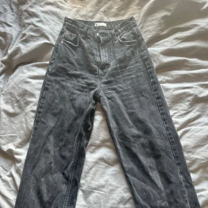 Jeans gina - Svarta Jeans från Gina tricot i storlek 32💞