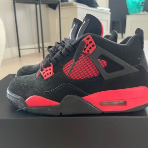 Jordan 4 red thunder - Ett per red thunder storlek 40. Har haft dom i några månader. Pris 1100kr. Hör av om ni har några frågor. Mvh Vinzent
