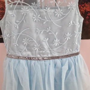 Festkläning - Hej jag ska sälja  den klännig som var köpte från lcwalkiki 599kr .nu jag ska sälja den bara 150 kr .Den har änvant några gånger.om ni känner intresera kontakta mig. M.v.h Emma 