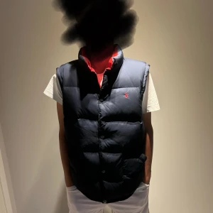 Ralph lauren väst - Säljer denna väst för att den var lite för stor, den är i storlek s/m. Västen är i väldigt bra skick 9/10 oanvänd men begagnad. Tveka inte på frågor.