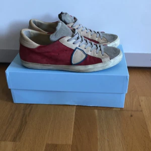 Philippe model  - Tjena säljer nu mina Philippe model dojor då jag inte använder dom längre  Skick 8/10 storlek 41 men sitter lite mer som 42. Om du har nån fråga om defekter skicka frågor Pris kan ändras vid snabb affär!