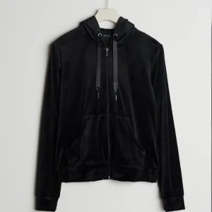  Gina Tricot Cecilia velvet ett tröja  😊💓 -  Bra skick samma som byxorna hör ihop med dem.  ❤️❤️❤️