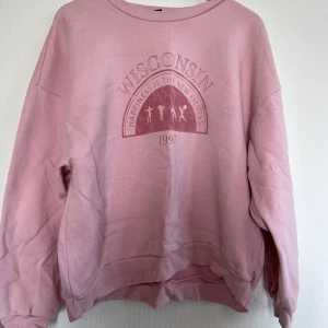 Sweatshirt  - Rosa oversized sweatshirt från Gina tricot. Använd fåtal gånger och därför väldigt bra skick.