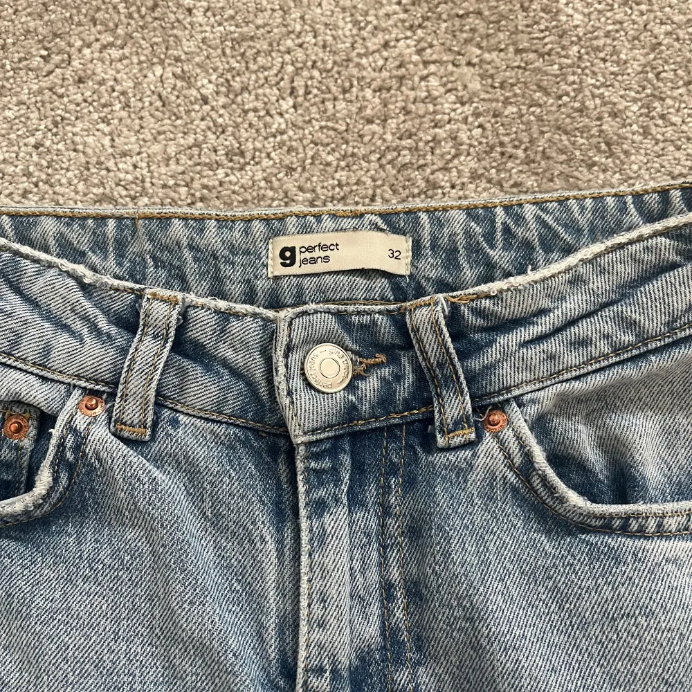 Ljusblå flare jeans ifrån Gina i storlek 32. Lite långa på mig som är 158, skulle passa för nån som är 160 ungefär. Så gott som nyskick och inga defekter. Har gjort slitningarna själv och finns inte länge att köpa. Bara skriva om du undrar något!💗 . Jeans & Byxor.