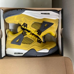 Air Jordan 4 Retro Lightning  - Air Jordan 4 Retro Lightning  