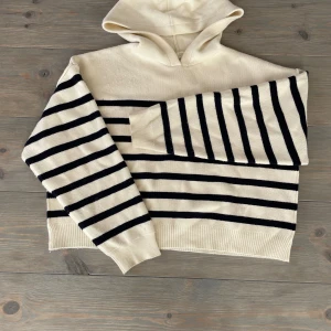 Zara hoodie - Jätte skön stickad hoodie och bra skick 