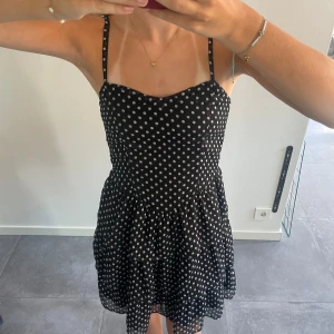 Prickig klänning  - Super söt prickig klänning, storlek M men passar mig som brukar ha S ❣️
