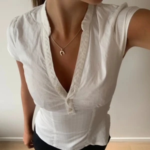 Blustopp - Jättefin topp ifrån hm som är stretchig och bekväm. Använd en gång tidigare