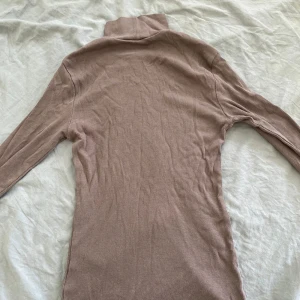 Polotröja - Ljusbrun polotröja skön till vintern