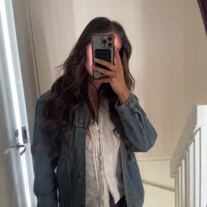 Jeans jacka H&M - Jeans jacka från H&M Strorlek : 34