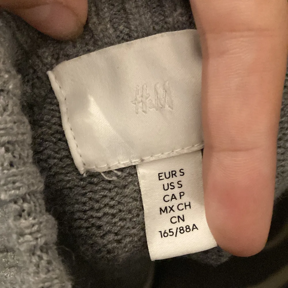 Stickad tröja från h&m, storlek 165/small. Använder inte längre💞 bra skick.. Stickat.