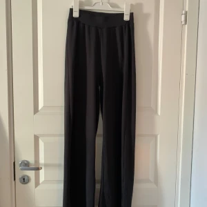 Svarta byxor  -  Ett par svarta byxor med vida ben från lager 157. Bra skick.