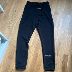 Essentials fear of god byxor - Essentials byxor som är aldrig använda och bra kvalite men inte äkta.