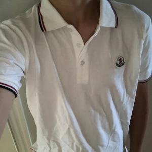 Moncler piké - Skick 10/10 använt ett fåtal gånger, säljer pga den är lite för stor, Fråga gärna för fler bilder eller andra funderingar!✅