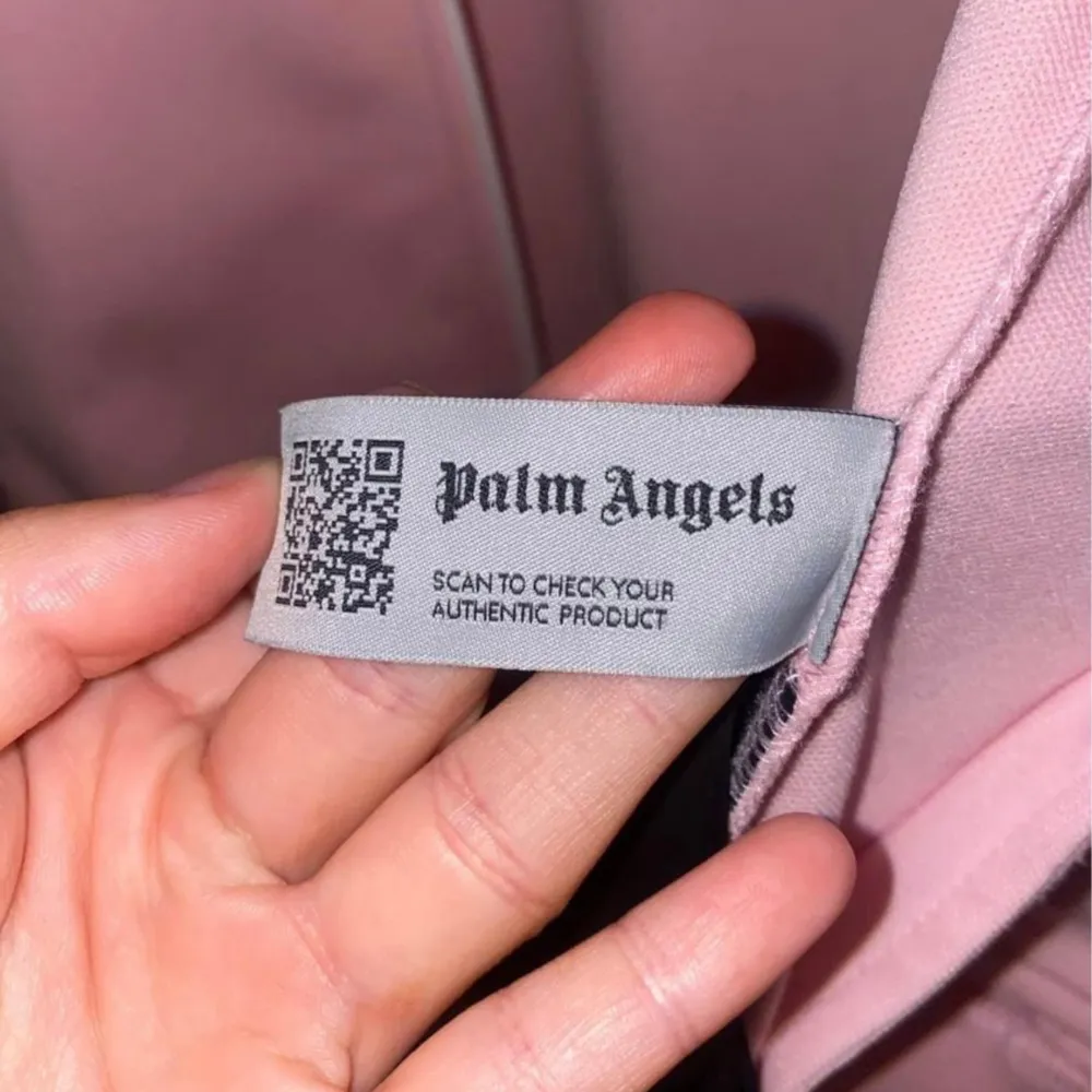 En fin ljus rosa palm angels tröja, väl använd men inget som syns. Storlek Xss . Hoodies.