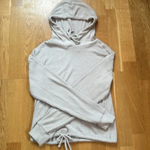 En skön mjukis tröja från Gina Tricot  - Tröjan kommer inte till användning och darför säljer jag den. 