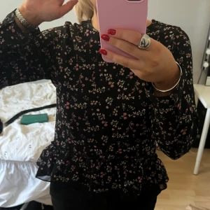 Blus  - Blommig blus från barnavdelning men kan andvändas som xs 