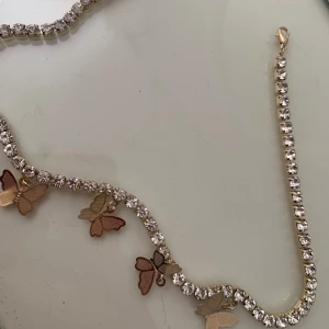 halsband  - säljer denna halsband, från newyorker! aldrig använt ❤️ 
