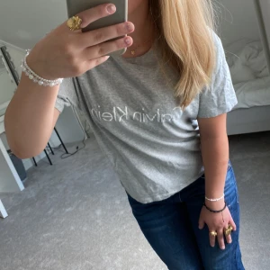 Calvin Klein  - Jätte snygg Calvin Klein tröja i grå storlek xs inga tecken på andvändnig. Skriv för mer frågor💗💗