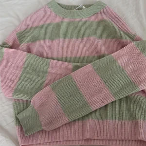 Stickad tröja - Så söt grön/rosa tröja💓💓