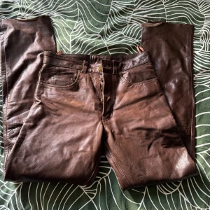 Äkta läder vintage byxor - Mina älskade läderbyxor! Otroligt coola med äkta läder och därmed tjockare och känns som mer exklusivt material. Straight fit. Finns en liten fläck som är nog möjlig att få bort 