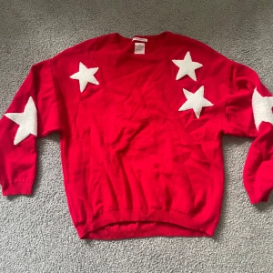 TRÖJA - röd tröja med fluffiga stjärnor på!
