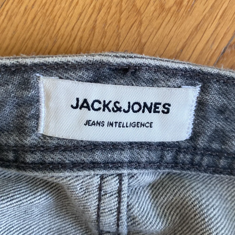 Säljer nu mina gråa Jack and Jones jeans som fortfarande är i nyskick. Jeans & Byxor.