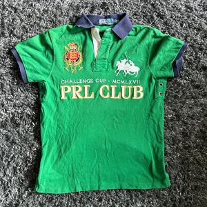 Chief keef polo tröja - Asfet Chief keef type tröja av Ralph lauren i storlek S, bra skick förutom att den är lite skrynklig, Lägg gärna prisförslag🙏🙏