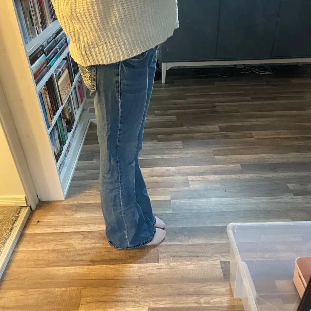 Blåa jeans från H&M. Tror dem inte går o köpa längre. Dem är bootcut och lågmidjade! Jeansen har också designade fickor! Säljer då dem inte kommer till användning❤️. Jeans & Byxor.