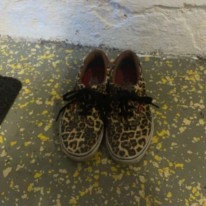 Vans - Leopardmönstrade vans🤍 Äkta! Några små vita fläckar, se bilder ovan💗