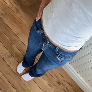 Levis jeans - Mörkblå levis jeans, bootcut/straight och hyfsat lågmidjade. Köpta för 650kr orginal. W27 ❤️