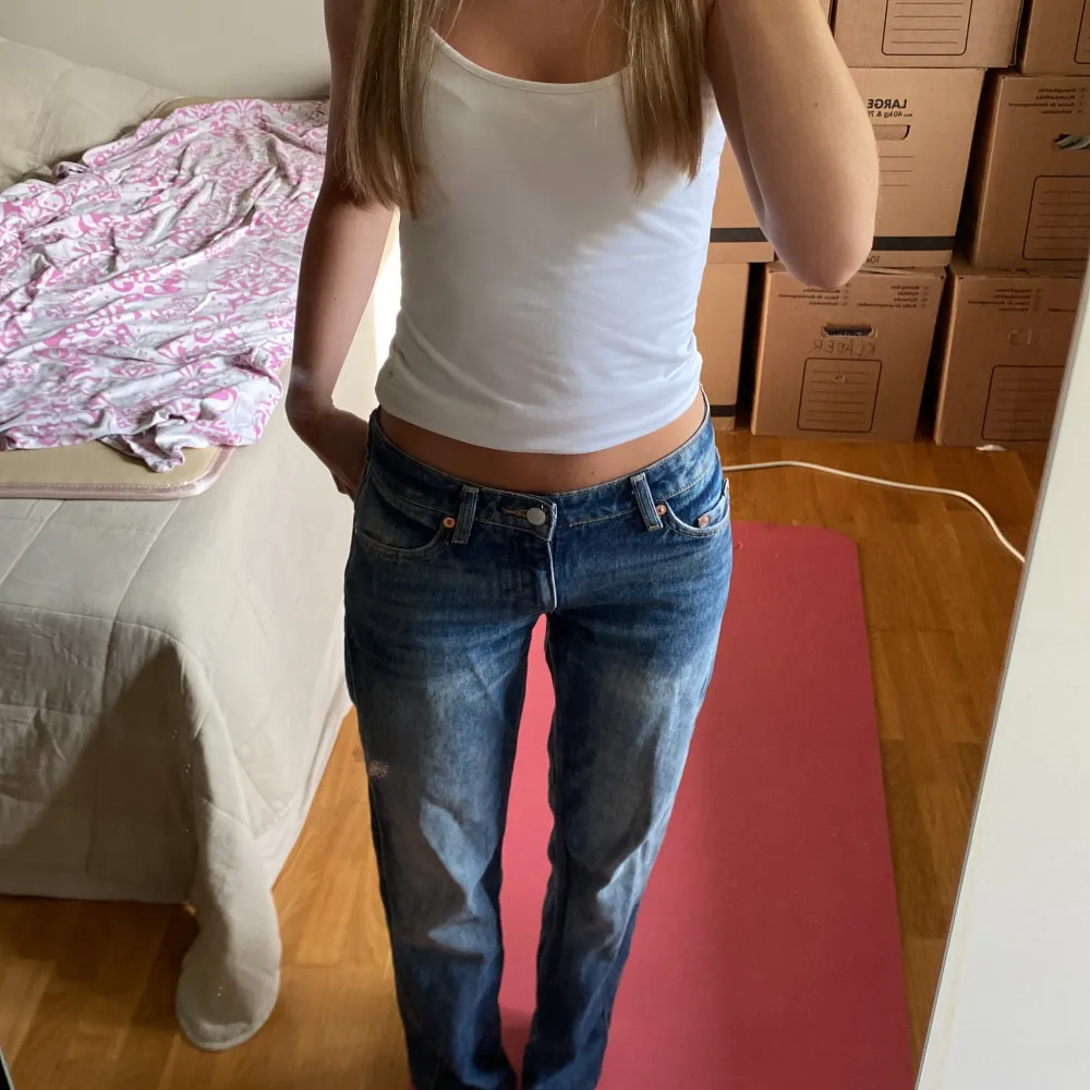 Weekday jeans i modellen arrow low. Köpta förra sommaren men aldrig använda💓💓i storlek 24/32. Jeans & Byxor.