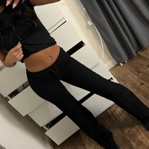 Låg midjade svarta byxor - Jätte fina andvänder bara inte