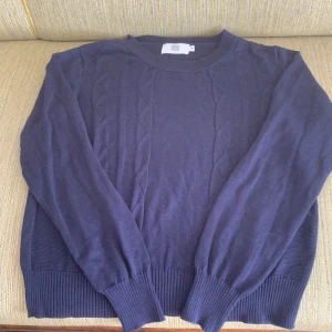 NOA NOA tröja 200kr - Storlek: M men känns mer som en Xs  Färg: mörkblå Original pris:900kr  I fint skick  