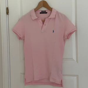 Ralph Lauren piké - Detta är en rosa kortärmad piké från Ralph Lauren. Då jag har vuxit ur den och inte längre kan ha den säljer jag den. Den har inte använts jättemånga gånger och är i ett bra skick. 