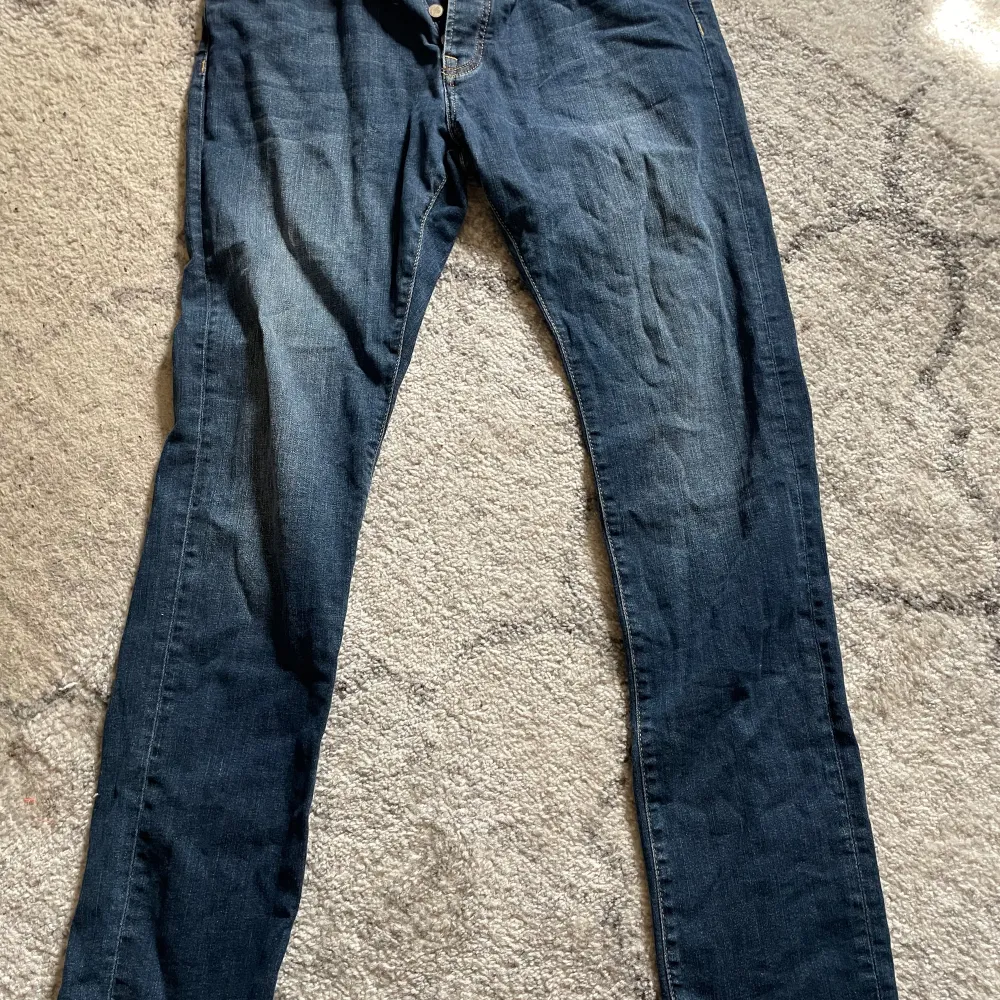 I väldigt bra skick, väl omhändertagen. Inga defekter. Passar storlekarna M/L Nypris 900 SEK. Jeans & Byxor.